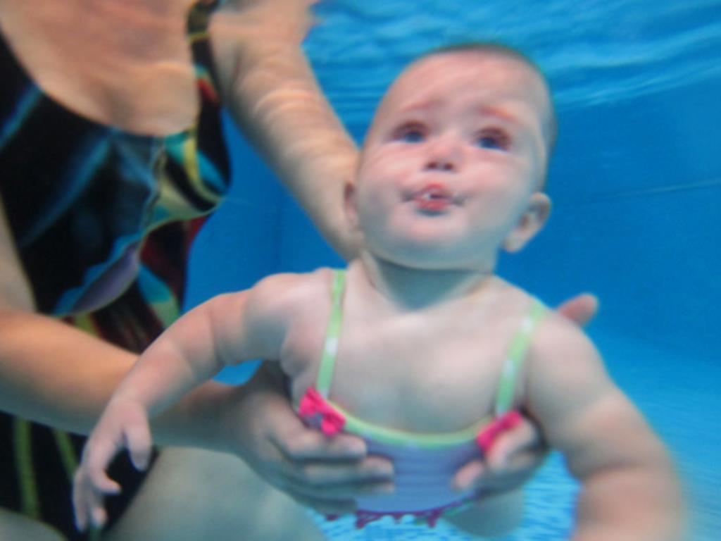 младенец ныряет задерживая дыхание